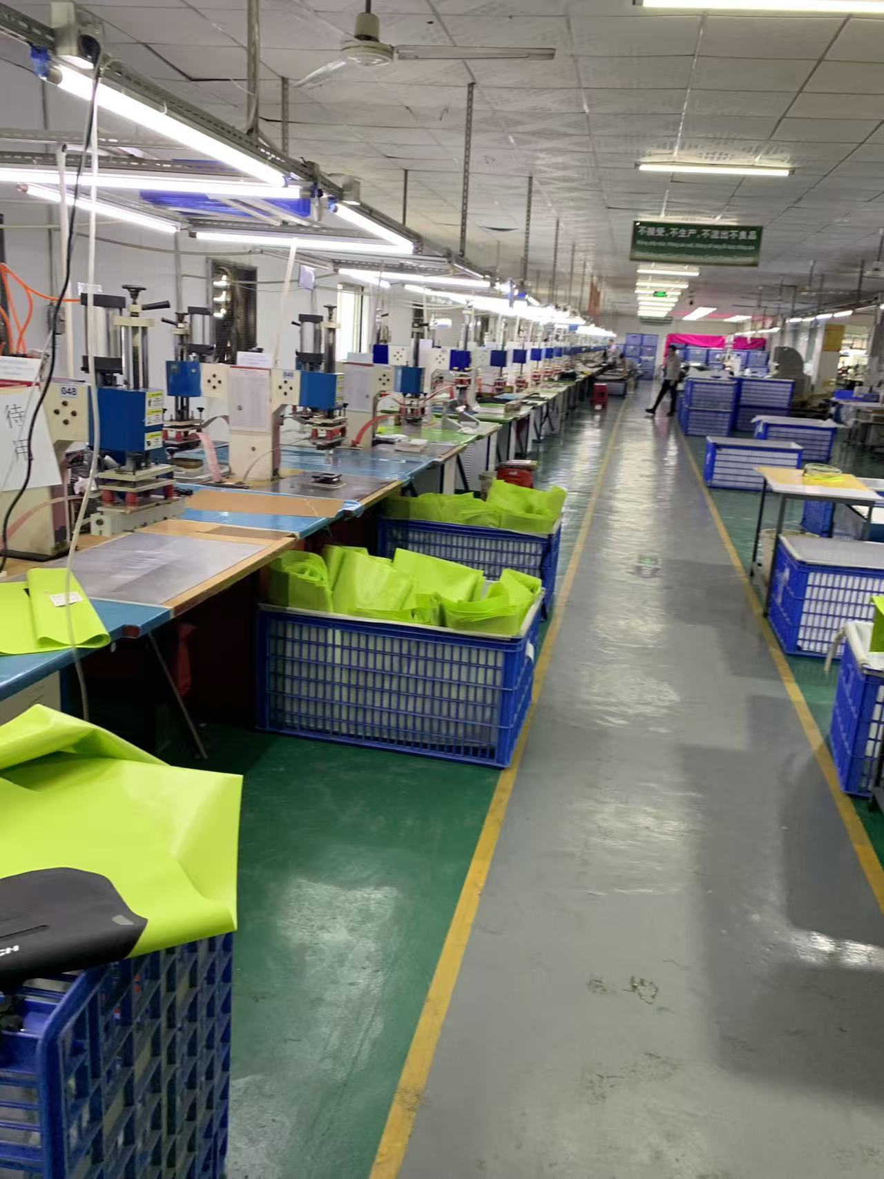 Вътре в производствена серия: Как се създава Hi-Vis водоустойчива мотоциклетна чанта в Sealock